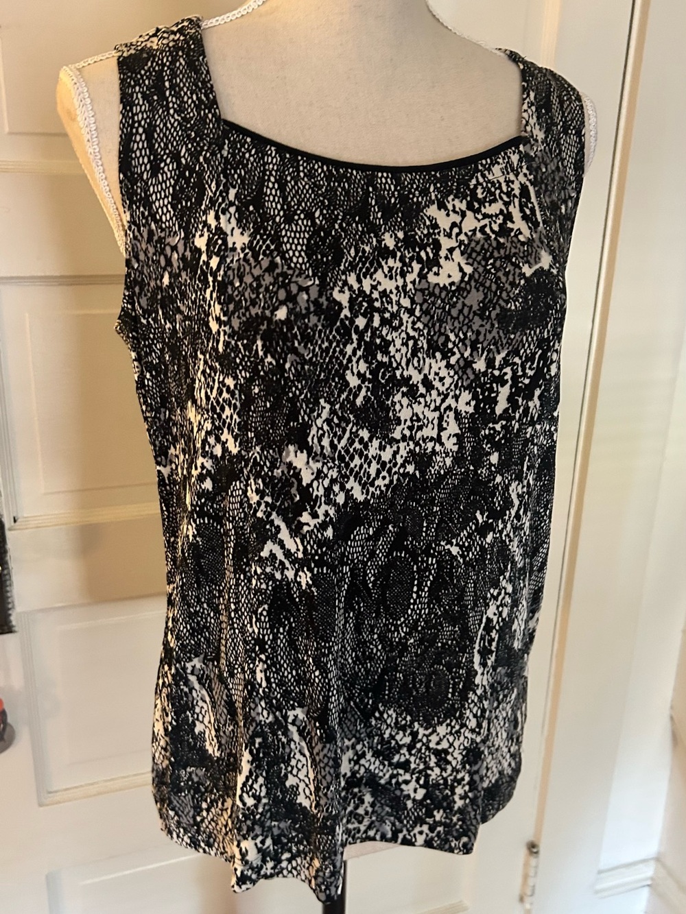 Chico's Travelers Black and White Printed Sleeveless Top